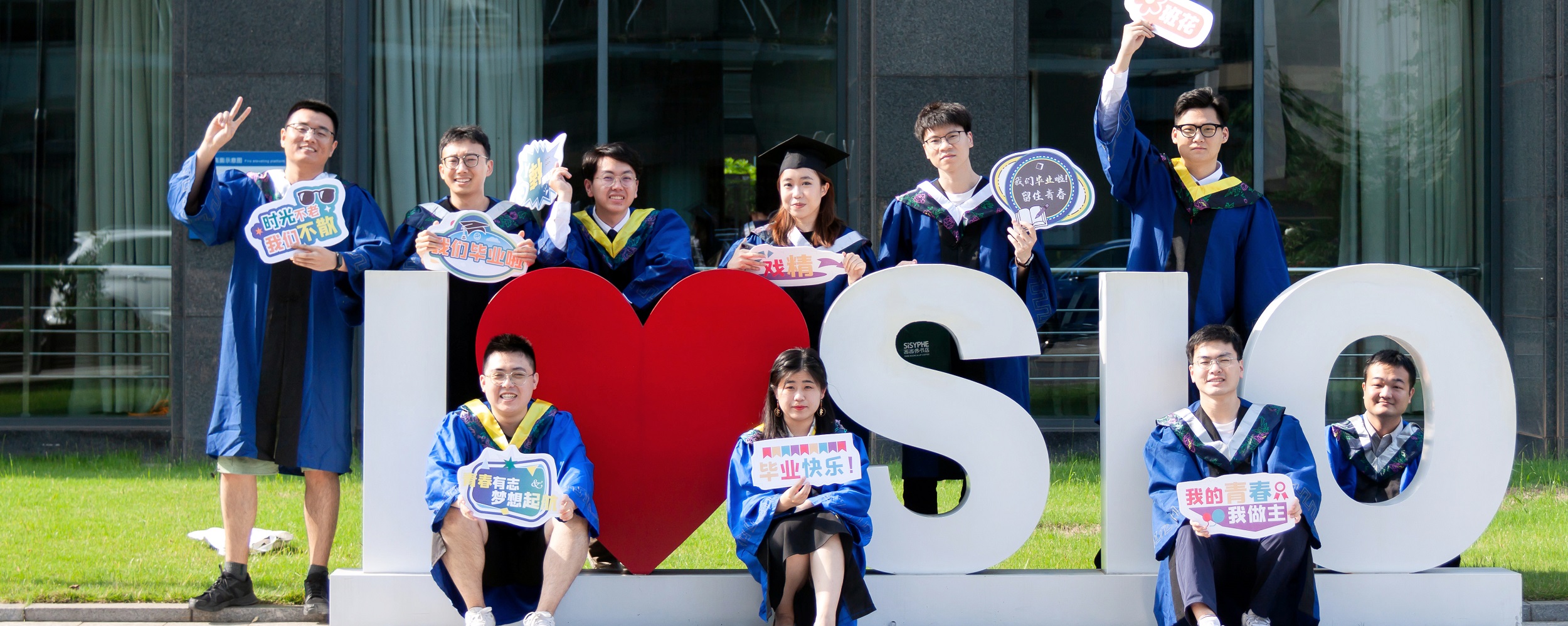 The SIO held the Graduation Ceremony for Postgraduates of Grade 2022 and Master Degree Awarding Ceremony.
