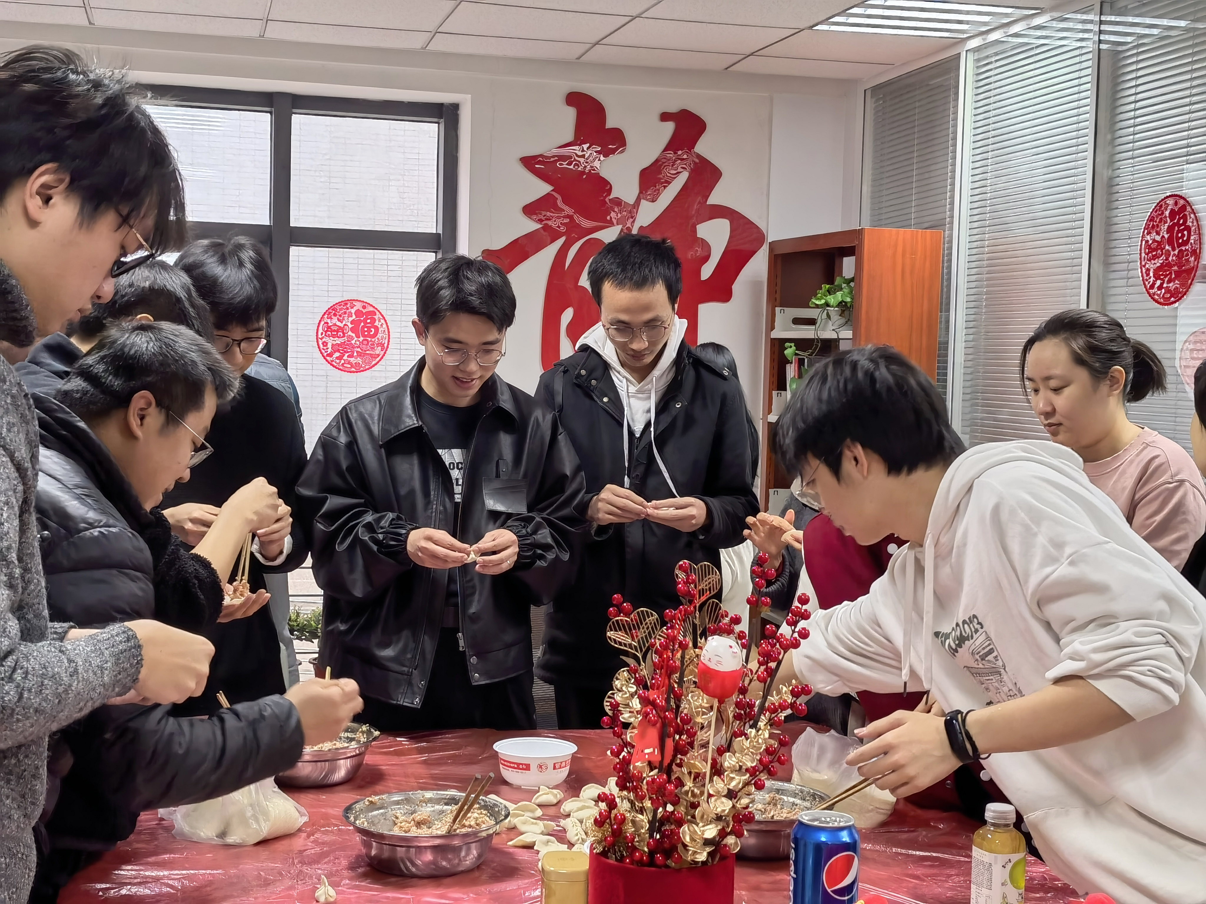 SIO extended New Year greetings to postgraduates who stayed in Hangzhou during winter vacation