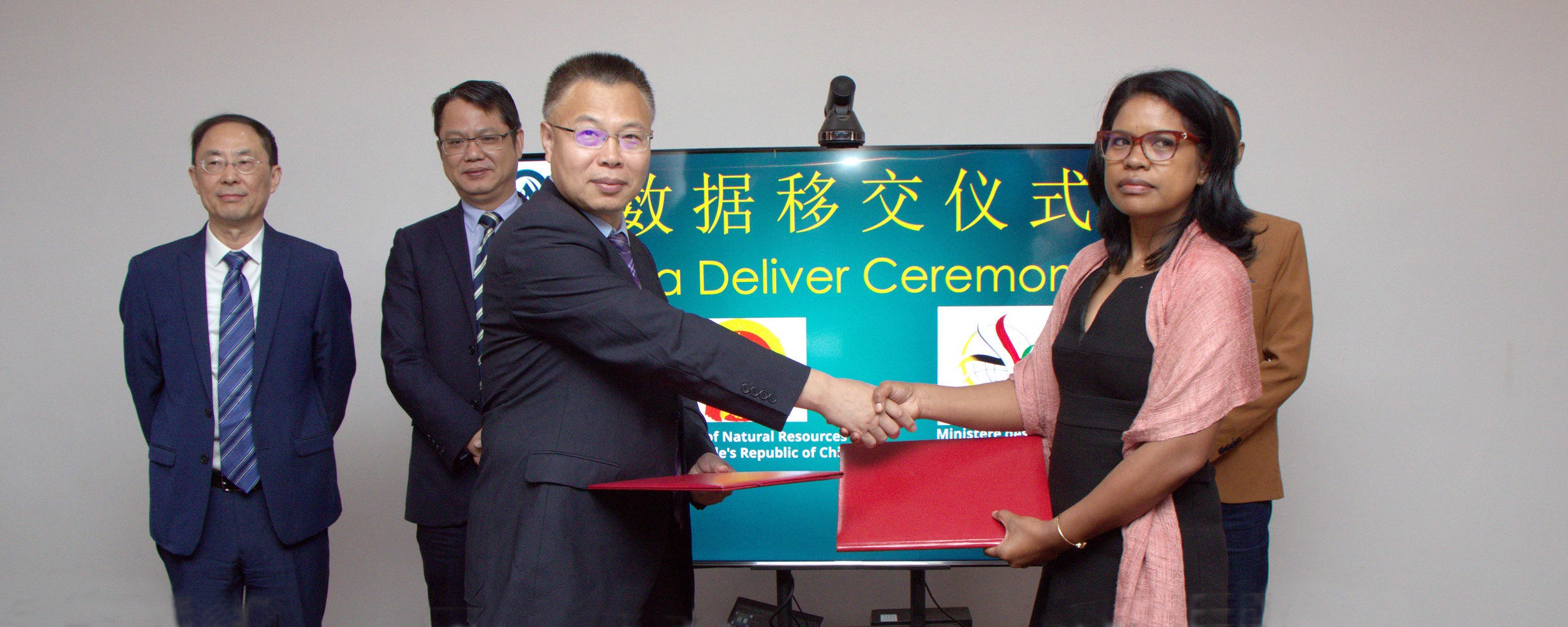 The SIO officially handed over the data of China-Malaysia international cooperation voyage to Madagascar