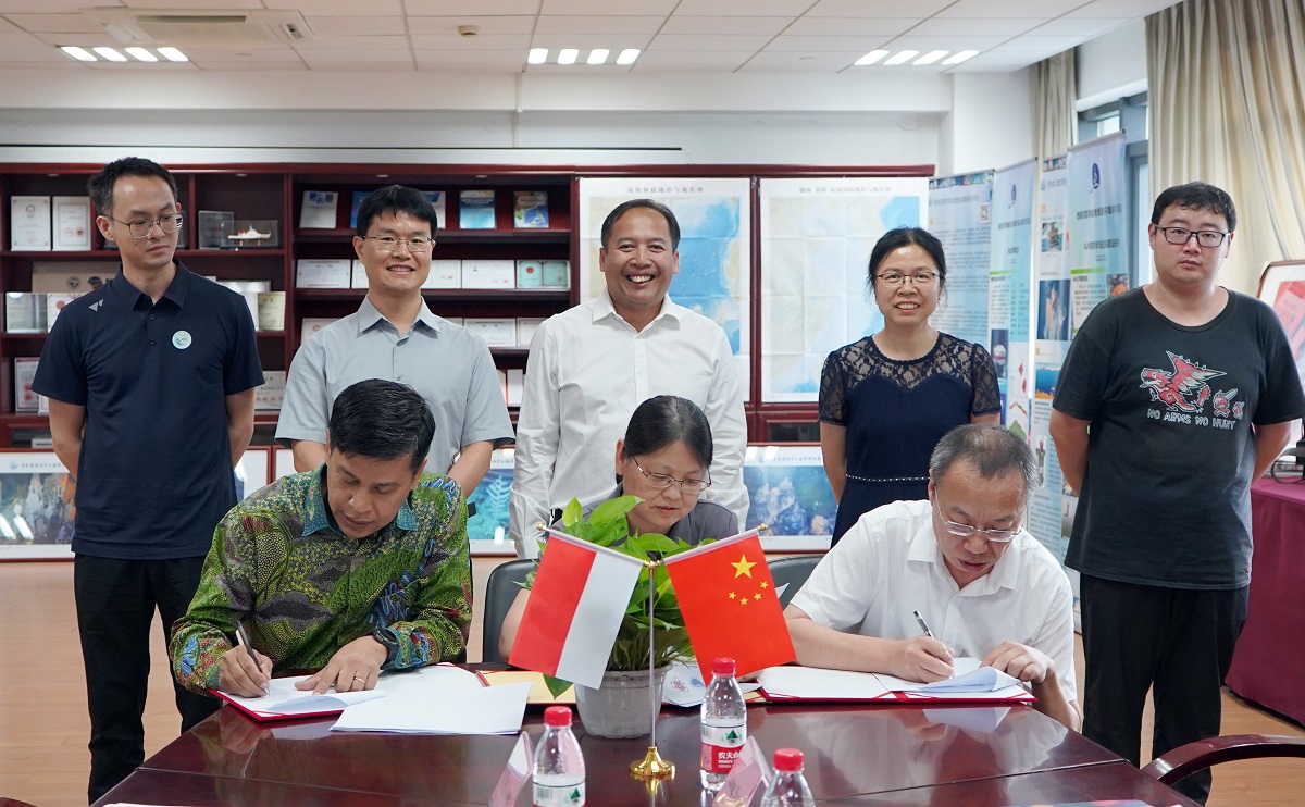 The SIO signed the Material Transfer Agreement with the University of Gadjah Mada in Indonesia, and the South China Sea Institute of Oceanology, CAS